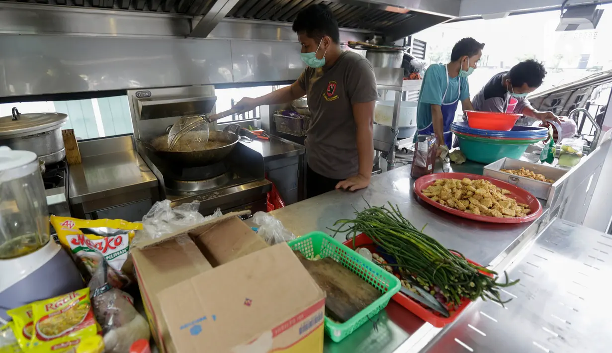 Personel memasak di dapur umum yang didirikan oleh TNI dan Polri di kawasan Kota Tua, Jakarta Barat, Rabu (15/4/2020). Dapur umum ini didirikan sebagai bentuk peduli TNI dan Polri terhadap masyarakat ditengah pandemi Virus Corona (Covid-19). (Liputan6.com/Fery Pradolo)