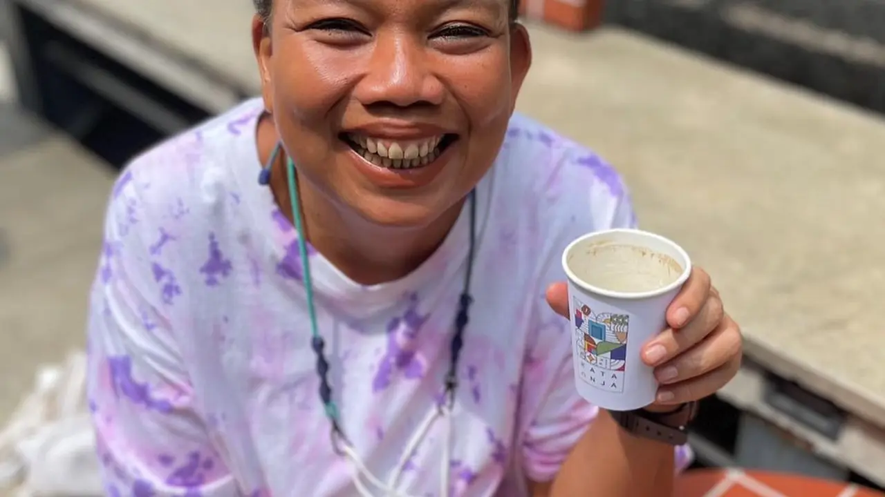 Masih Lajang di Usia 53 Tahun, Ini 6 Potret Tika Panggabean Percaya Diri Pamer Uban