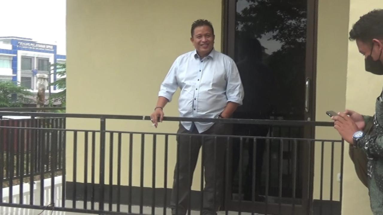 Bupati Muna Rusman Emba diperiksa KPK terkait perkara kasus suap dana PEN pejabat Dirjen Bina Keuangan Daerah Kemendagri.(Liputan6.com/Ahmad Akbar Fua)