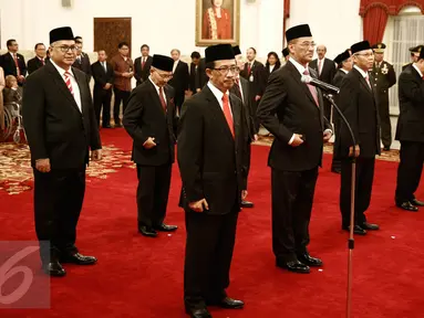 10 Dubes luar biasa dan berkuasa penuh (LBBP) ‎RI untuk negara-negara sahabat diambil sumpah jabatannya di Istana Negara, Jakarta, Kamis (25/2). Pelantikan disaksikan Wapres Jusuf Kalla dan jajaran menteri Kabinet Kerja. (Liputan6.com/Faizal Fanani)
