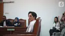 Aktor Jefri Nichol mengikuti sidang lanjutan dengan agenda pembacaan tuntutan di Pengadilan Negeri Jakarta Selatan, Senin (21/10/2019).  Jefri Nichol dituntut 10 bulan penjara serta direkomendasikan untuk menjalani rehabilitasi rawat jalan. (Liputan6.com/Immanuel Antonius)