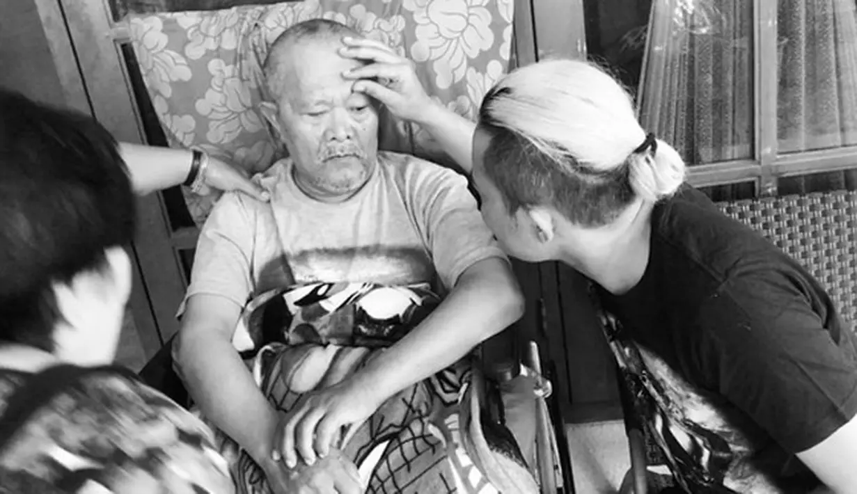 Sejak beberapa hari lalu, ayahanda pelawak Sule ini memang dikabarkan terbaring sakit di rumah sakit. Dan lewat unggahan di akun Instagramnya, Sule mengabarkan bahwa sang ayah sudah dipanggil Sang Maha Pencipta. (Instagram/ferdinan_sule)