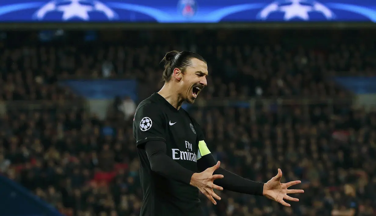 Pemain Paris St Germain, Zlatan Ibrahimovic berteriak usai mencetak gol ke gawang Skthar Donetsk pada lanjuta Liga Champions Grup A di Stadion Parc des Princes, Paris, Rabu (9/12/2015). (RUTERS/Gonzalo Fuentes)