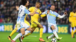 Gelandang Juventus, Douglas Costa berusaha melewati kepungan pemain SPAL pada laga Serie A Italia di Stadion Paolo Mazza, Ferrara, Sabtu (17/3/2018). SPAL bermain imbang 0-0 dengan Juventus. (AFP/Miguel Medina)