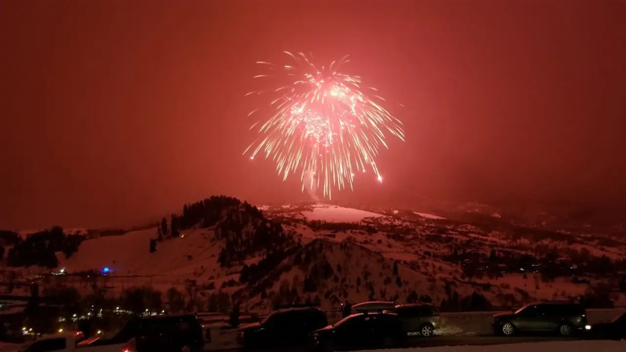 Pada Sabtu, 8 Februari 2020 ini, sebuah kembang api yang diluncurkan di kota resor ski Colorado, Steamboat Springs menjadi kembang api terbesar di dunia.