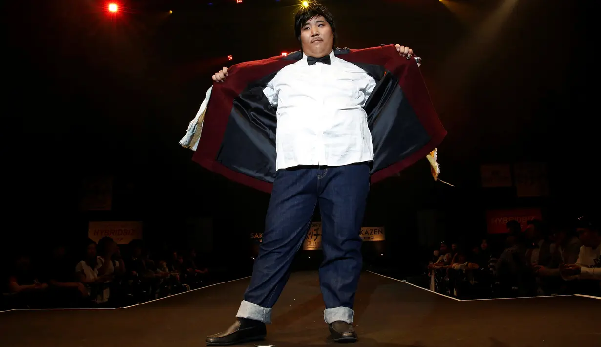 Seorang pria bergaya di atas catwalk memperagakan busana koleksi Pocchari dalam peragaan busana pria-pria gemuk di Tokyo, Jepang, (22/9). (REUTERS/Kim Kyung-Hoon)