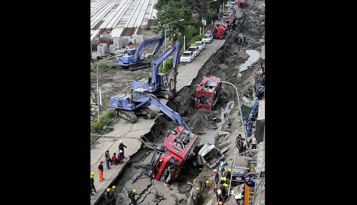 Kondisi Kaohsiung, Taiwan pasca lima ledakan akibat kebocoran gas, Jumat (1/8/14). (REUTERS/Toby Chang)