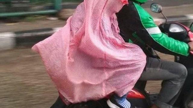 6 Busana Penumpang Ojek Online Ini Absurd Banget