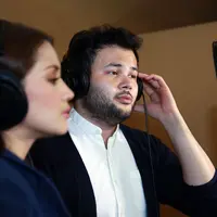 Dalam menjalin ‘chemistry’ di antara Ridho Rhoma dan Fazura pun mereka tak alami kesulitan. Ridho mengatakan jika Fazura adalah perempuan yang hangat sehingga mudah untuk cepat akrab. (Deki Prayoga/Bintang.com)