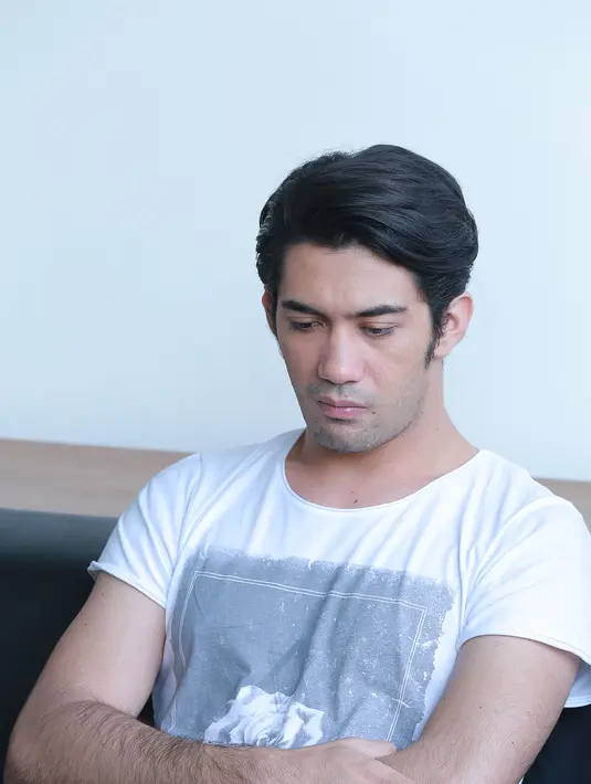 "Saya enggak tahu, bingung. Terlibat di sini pastinya senang walau sempat berat banget. Saya sempat enggak yakin apakah bisa diliver peran ini lagi. Karena sangat fenomenal sekali," aku Reza Rahadian. (Galih W. Satria/Bintang.com)