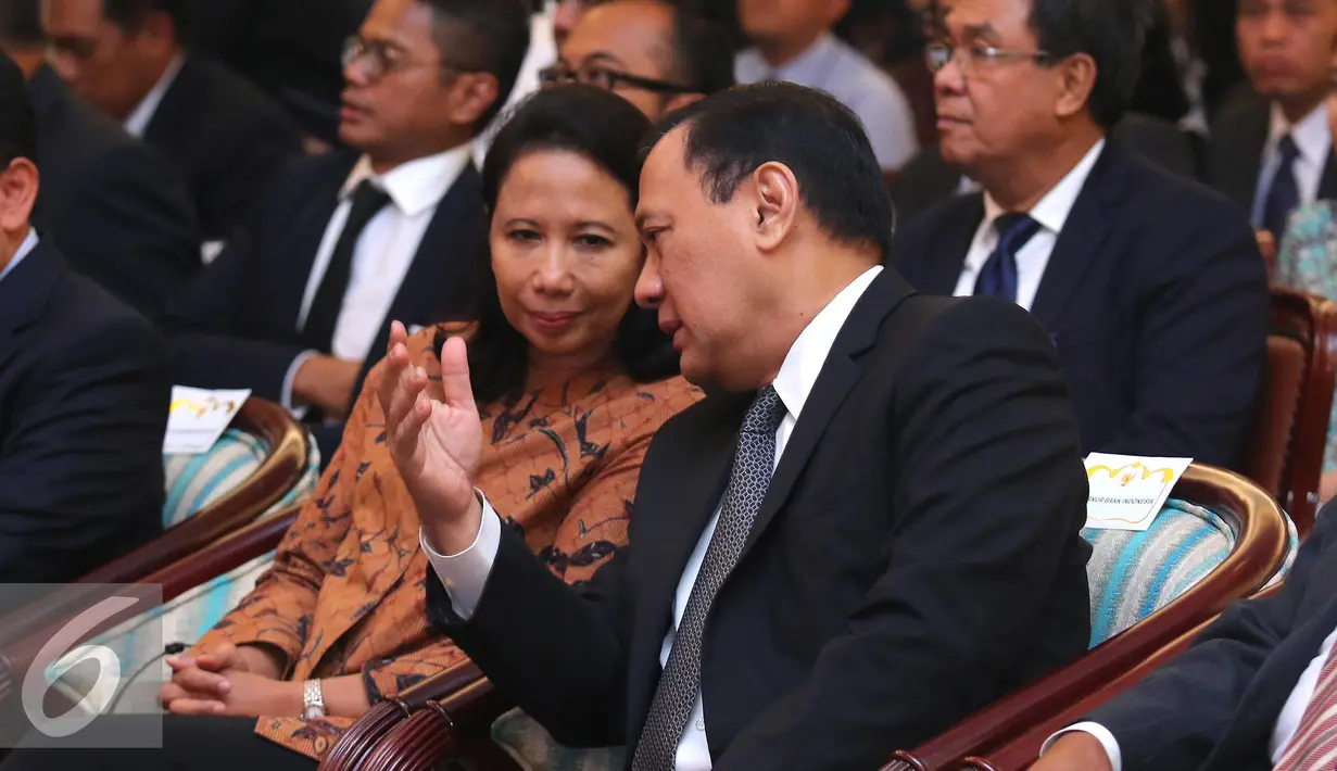 Menteri BUMN, Rini Sumarno berbincang dengan Gubernur BI, Agus Martowardojo saat penandatanganan kerjasama lindung nilai, Jakarta, (25/5). Delapan korporasi BUMN dan tiga bank BUMN menandatangani fasilitas lindung nilai. (Liputan6.com/Angga Yuniar)