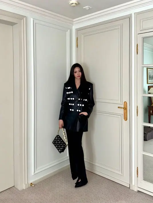 Ia memadukan Button Blazer seharga Rp96jutaan dan Graphic Accent Bootcut Legging seharga Rp36jutaan [@newjeans_official]