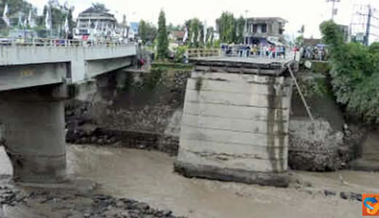 Citizen6, Yogyakarta: Kondisi Jembatan Pabelan setelah terkena lahar dingin, Jumat (1/4). Mengakibatkan jembatan terputus dan jalur satu pilarnya tergerus. (Pengirim: Eddie Sunaryo) 