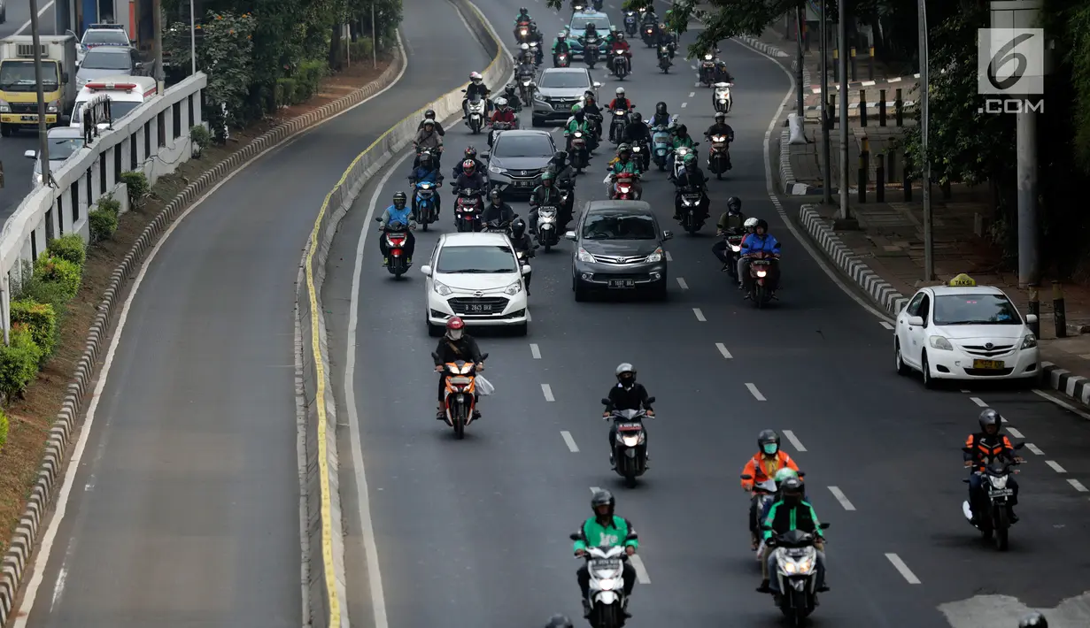 Kendaraan melintasi kawasan sistem ganjil genap di Jalan S Parman, Jakarta, Rabu (1/8). Pemprov DKI hari ini resmi memberlakukan sistem ganjil genap mulai pukul 06.00 WIB hingga 21.00 WIB setiap hari atau Senin hingga Minggu. (Liputan6.com/Johan Tallo)