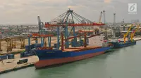 Sebuah kapal bersandar di pelabuhan Tanjung Priok, Jakarta, Jumat (26/5). Penyebab kinerja ekspor sedikit melambat karena dipengaruhi penurunan aktivitas manufaktur dan mitra dagang utama, seperti AS, China, dan Jepang. (Liputan6.com/Angga Yuniar)