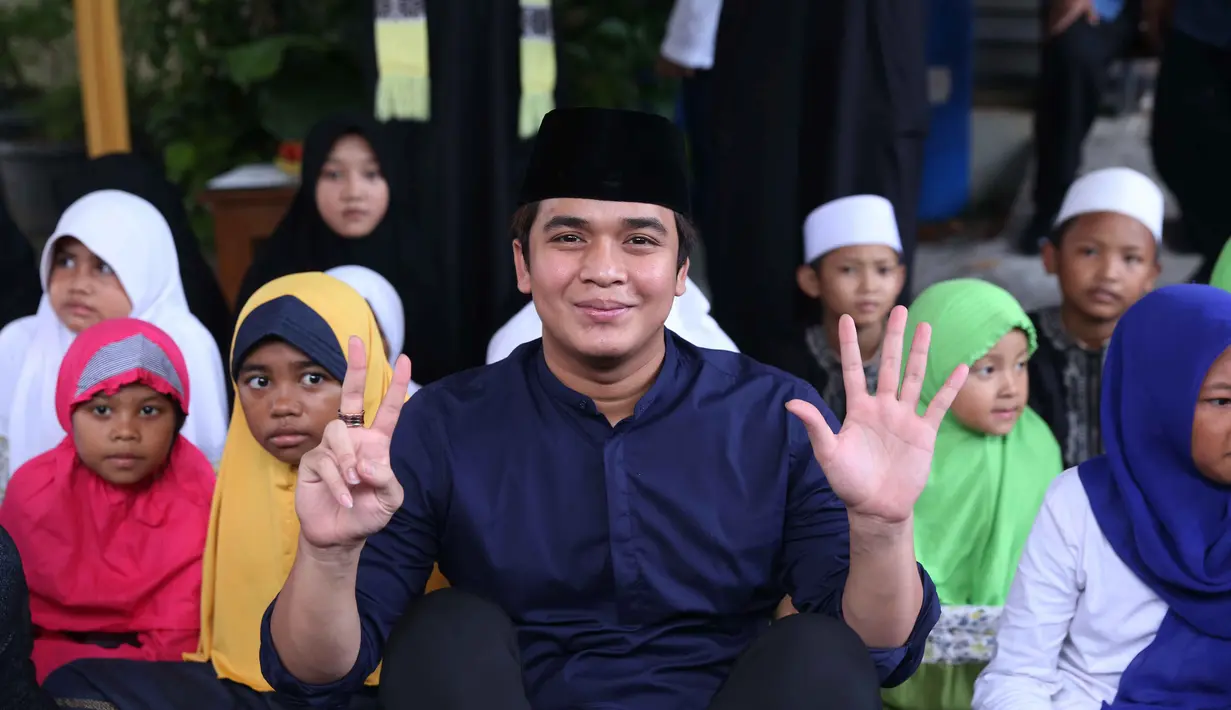 Menginjak usia 25 tahun, Billy Syahputra memanfaatkannya dengan berbagi kepada sesama. Adik kandung Olga Syahputra ini mengajak anak yatim serta para penggemarnya di acara syukuran ulang tahunnya. (Nurwahyunan/Bintang.com)