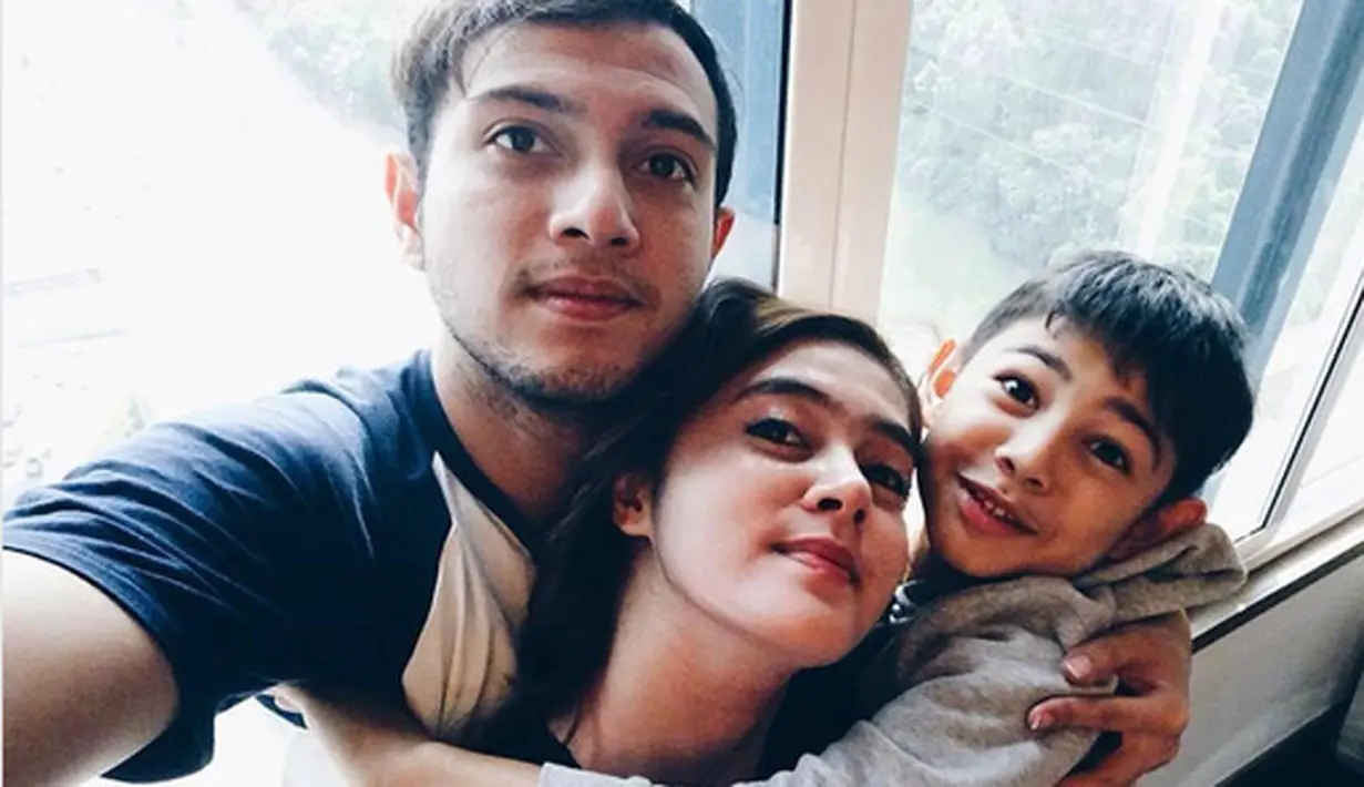 "Yang pasti enggak tahun ini. Tiga bulan ke depan. Semuanya kami siapin. Minta doanya saja deh yang terbaik," kata Rifky Balweel usai melamar kekasihnya di Lippo Mall Puri, Jakarta Barat, Minggu (1/10/2017). (Instagram/bibylovers_)