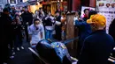 Sebagai informasi, menurut World Wildlife Fund (WWF), ikan tuna sirip biru merupakan yang terbesar dan dapat hidup hingga 40 tahun. Tampak dalam foto, seekor tuna sirip biru yang memenangkan penawaran tertinggi pada lelang tahunan “Tahun Baru” dibawa ke restoran Sushi Zanmai di Tokyo, Senin, 5 Januari 2026. (AP Photo/Louise Delmotte)