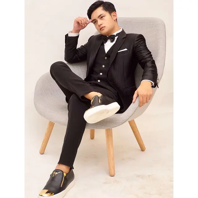 Gaya Randy Martin Saat Kenakan Jas. (Sumber: Instagram/randymartinnn)