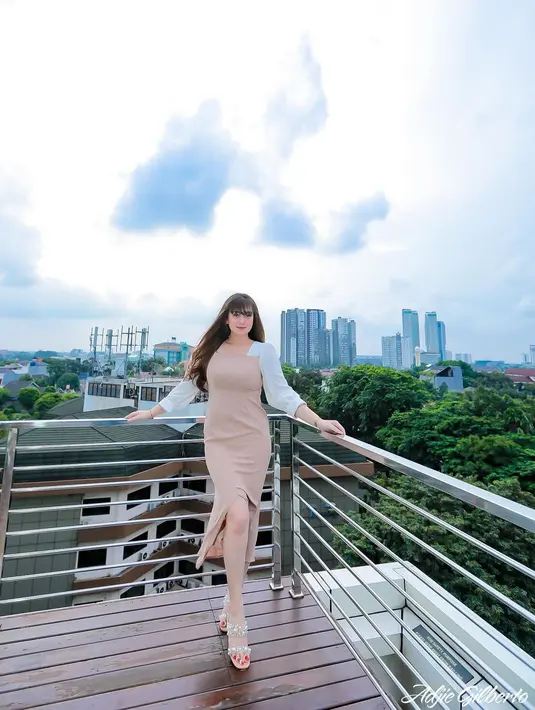 Celine juga memaparkan soal acara makan bersama dengan Vicky. Menurutnya adalah hal yang wajar jika dalam urusan pekerjaan. Seperti yang sering dilakukannya bersama Melaney Ricardo. 
 (Instagram/celine_evangelista)