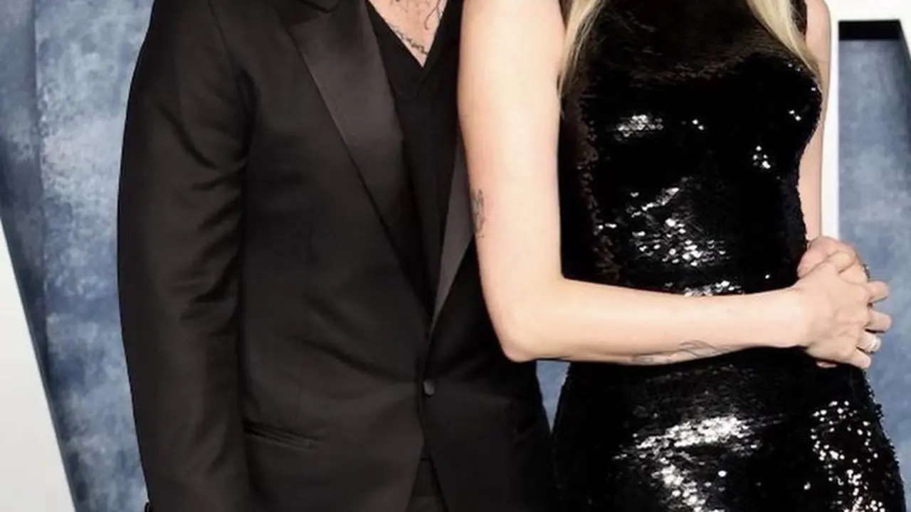 Tampilan serba hitam Adam Levine dan Behati Prinsloo di After Party Oscar 2023, credit: Instagram/(@behatiprinsloo)