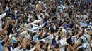 Fans Argentina merayakan kemenangan timnya atas Nigeria pada laga grup D Piala Dunia 2018 di Saint Petersburg Stadium, Saint Petersburg, (26/6/2018). Argentina menang 2-1. (AP/Petr David Josek)