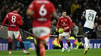 Bek Manchester United asal Portugal #20 Diogo Dalot berlari membawa bola selama pertandingan perempat final Piala Liga Inggris antara Tottenham Hotspur dan Manchester United di Stadion Tottenham Hotspur di London, pada 19 Desember 2024.Ben STANSALL / AFP
