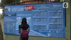 Orang tua murid mencari informasi pengajuan akun untuk mengikuti proses penerimaan Peserta Didik Baru (PPDB) Tahun Pelajaran 2021/2022 di SMA Negeri 87 Jakarta, Senin (7/6/2021).  (Liputan6.com/Herman Zakharia)