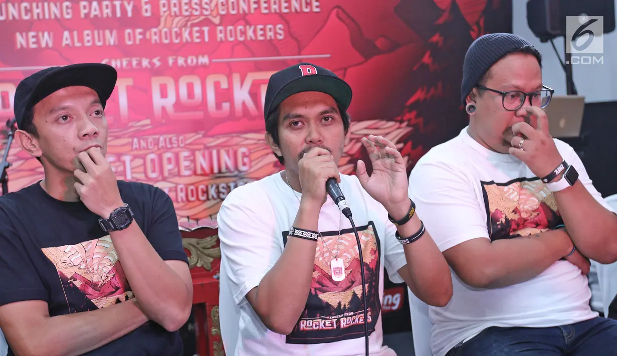 Personel band Rocket Rockers memberi keterangan saat rilis album ke-6 di kawasan Tebet, Jakarta, Rabu (18/10). Album ke-6 Rocket Rockers berjudul Cheers From Rocket Rockers. (Liputan6.com/Herman Zakharia)
