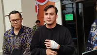 Rendy Kjaernett di Pengadilan Negeri Bekasi, Jawa Barat, Rabu (2/8/2203), dalam kondisi setelah kecelakaan mobil dengan Lady Nayoan. (Dok. via M. Altaf Jauhar)