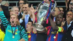 Bek Barcelona asal Prancis Eric Abidal (kanan) mengangkat trofi Liga Champions usai mengalahkan Manchester United dalam partai final di Wembley Stadium, 28 Mei 2011. AFP PHOTO/CARL DE SOUZA