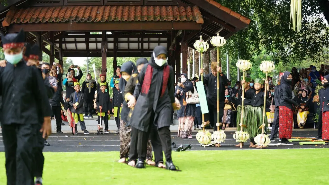 Sebanyak 750 pelajar SD mengikuti Festival Memengan Tradisional alias Festival Permainan Tradisional yang digelar Pemkab Banyuwangi pada Sabtu (23/7).