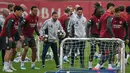 Senyum pelatih Arsenal, Mikel Arteta (tengah) pada sesi latihan jelang leg kedua semifinal Liga Champions melawan Atletico Madrid di Emirates Stadium, London, Rabu (6/5/2026) dini hari WIB. (AFP/Glyn Kirk)