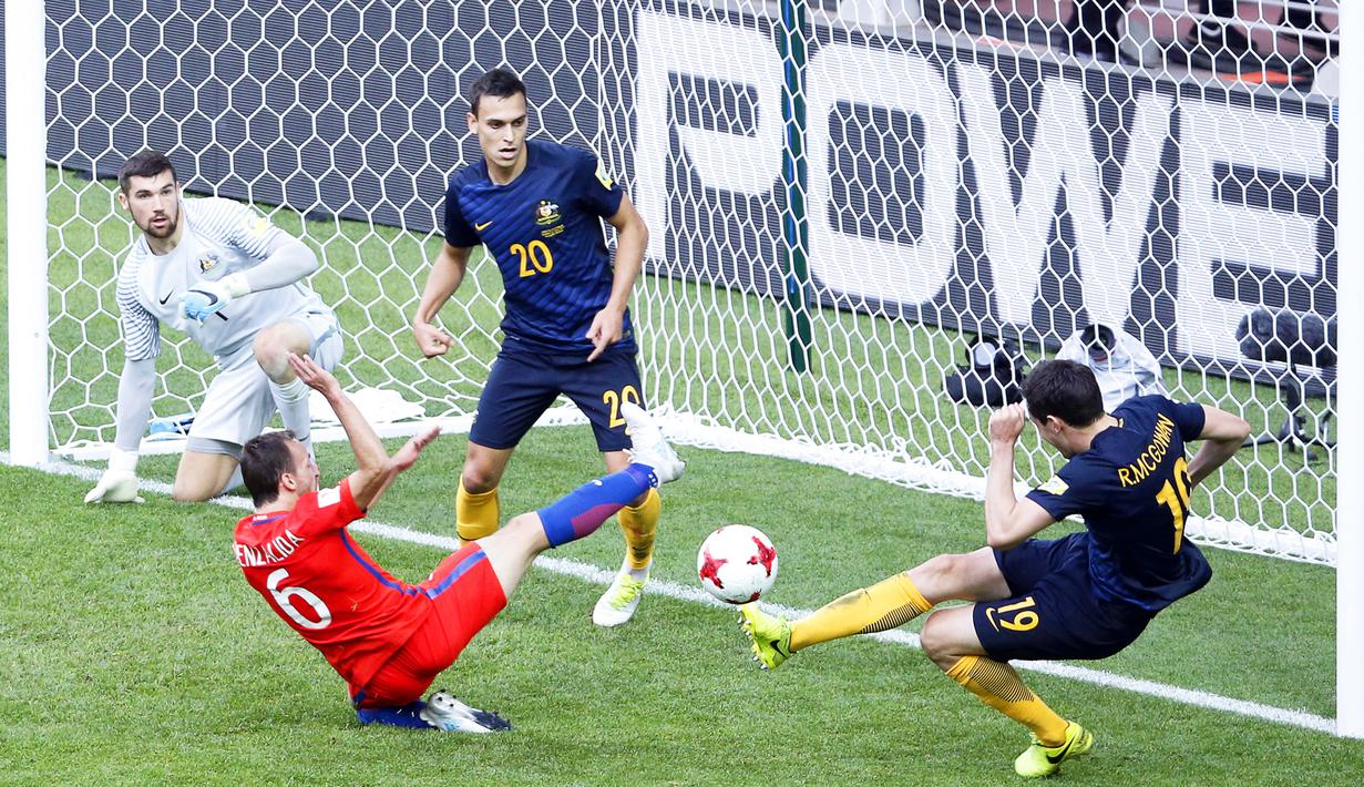 Striker Cile, Jose Pedro Fuenzalida, berebut bola dengan bek Australia, Ryan McGowan pada laga Grup B Piala Konfederasi 2017 di Arena Otkrytiye, Moskow, Minggu (25/6/2017). Cile bermain imbang 1-1 dengan Australia. (EPA/Sergei Chirikov)