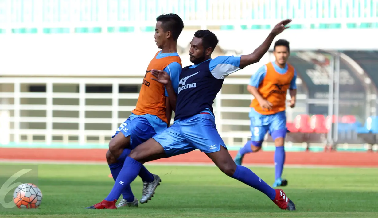 Pemain Semen Padang berebut bola saat latihan jelang laga perebutan tempat ketiga Piala Presiden 2017 melawan Persib di Stadion Pakansari, Kab Bogor, Jumat (10/3). Semen Padang akan melawan Persib pada Sabtu (11/3). (Liputan6.com/Helmi Fithriansyah)