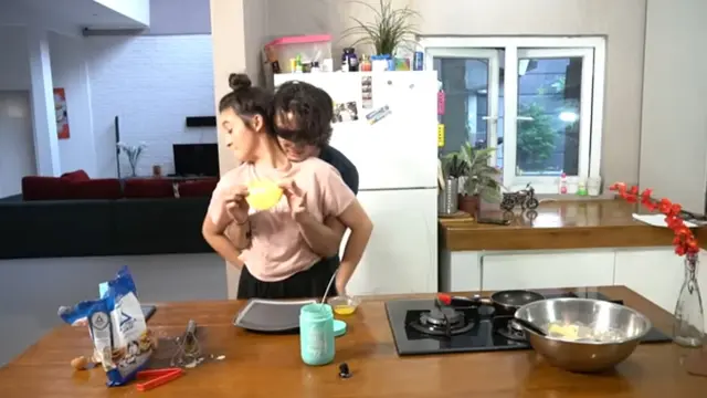 7 Momen Bryan dan Megan Domani saat Buat Kue Bareng, Seru Banget