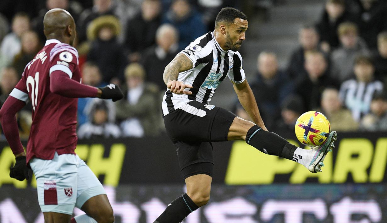 Striker Newcastle United, Callum Wilson mengontrol bola saat menghadapi West Ham United dalam laga Liga Inggris 2022/2023 di St James' Park, Newcastle (4/2/2023). Pemain berusia 30 tahun yang didatangkan dari Bournemouth pada awal musim 2020/2021 ini menjadi pemain Inggris dengan nilai pasar tertinggi keempat dalam skuad Newcastle United musim 2022/2023. Ia saat ini berbanderol 18 juta euro atau setara Rp293 miliar. (AFP/Oli Scarff)
