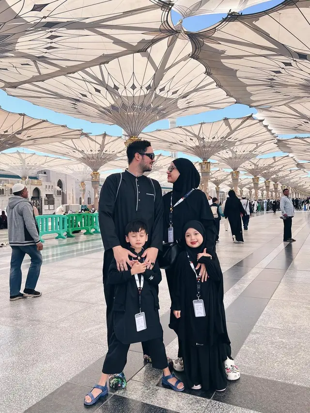 Dulu Disebut King of Antagonis di Sinetron Tersanjung, Ini Potret Terbaru Donny Michael saat Umroh dengan Keluarga