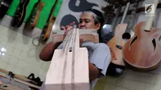 Pengrajin mengecek tingkat akurasi saat membuat gitar di Syukey Guitars, Cirendeu, Ciputat Timur (3/4). Gitar buatan tangan ini dipatok dengan harga Rp 5 juta hingga Rp 20 juta. (Merdeka.com/Arie Basuki)