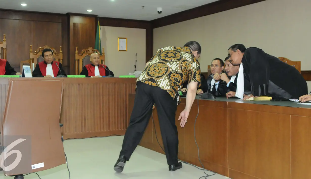 Mantan Ketua Umum PSSI dan Kadin Jawa Timur, La Nyalla Mattalitti saat mengikuti sidang di Pengadilan Tipikor, Jakarta Pusat, selasa (27/12). La Nyalla divonis bebas atas kasus dana hibah Kadin Jawa Timur periode 2011-2014. (Liputan6.com/Helmi Affandi)
