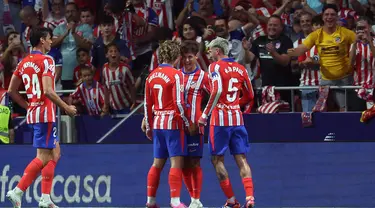 Penyerang Atletico Madrid, Antoine Griezmann (kedua kiri) merayakan gol bersama Rodrigo Riquelme dan Rodrigo De Paul saat pertandingan sepak bola Liga Spanyol melawan Girona FC di Stadion Metropolitano, Madrid, Minggu 25 Agustus 2024 atau Seni 26 Agustus 2024 dini hari WIB. (Pierre-Philippe MARCOU/AFP)