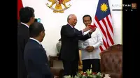 Jokowi Lepas Jas Temui PM Singapura, Selfie Bareng PM Malaysia