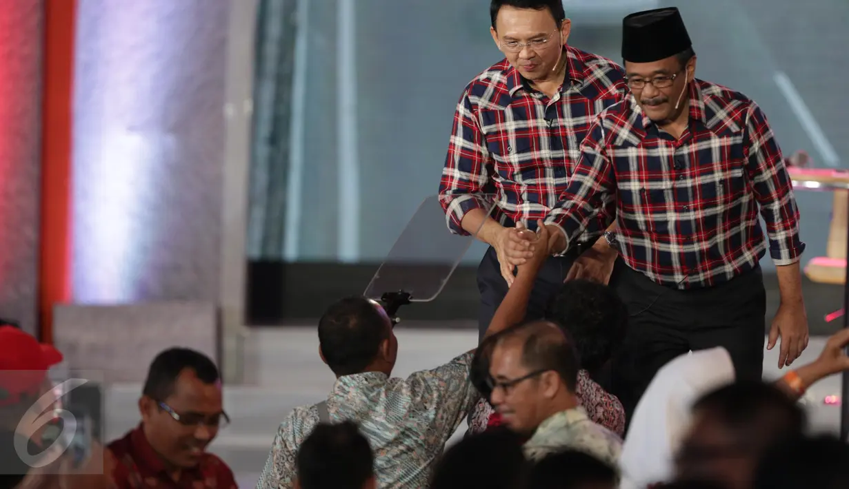 Paslon DKI Jakarta no 2, Ahok dan Djarot bersalaman dengan pendukungnya usai debat terakhir Pilgub DKI Jakarta 2017 di Hotel Bidakara, Jakarta, Rabu (12/4). (Liputan6.com/Faizal Fanani)