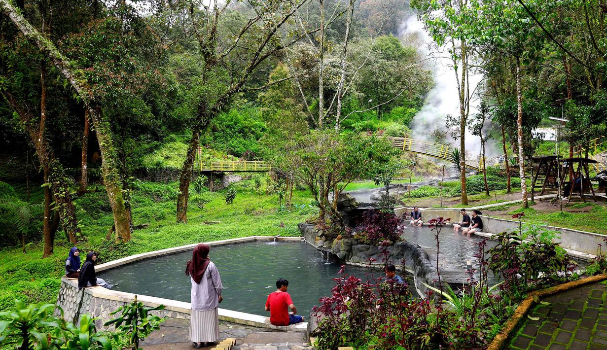 Libur perayaan Imlek 2026 diisi sebagian warga untuk berwisata di kawasan Kawah Kamojang. Tampak dalam foto, pengunjung menikmati suasana Kawah Kamojang di Kabupaten Garut, Jawa Barat. (Kapanlagi.com/Budy Santoso)