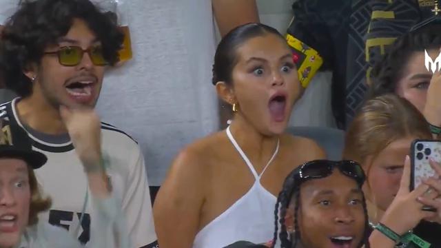 Ekspresi Selena Gomez melongo menyaksikan tendangan Messi yang ditepis penjaga gawang John McCarthy.