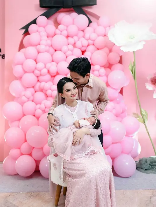 Disempurnakan juga dengan pulasan makeup natural flawless dalam rona pink, yang membuat Sabrina terlihat semakin manis.   [@sabrinaanggraini]