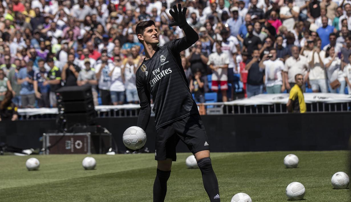 2. Thibaut Courtois – Kiper andalan timnas Belgia ini tampil mengecewakan bersama Los Blancos. Penampilannya tak sehebat saat menjaga gawang Chelsea. (AP/Andrea Comas)