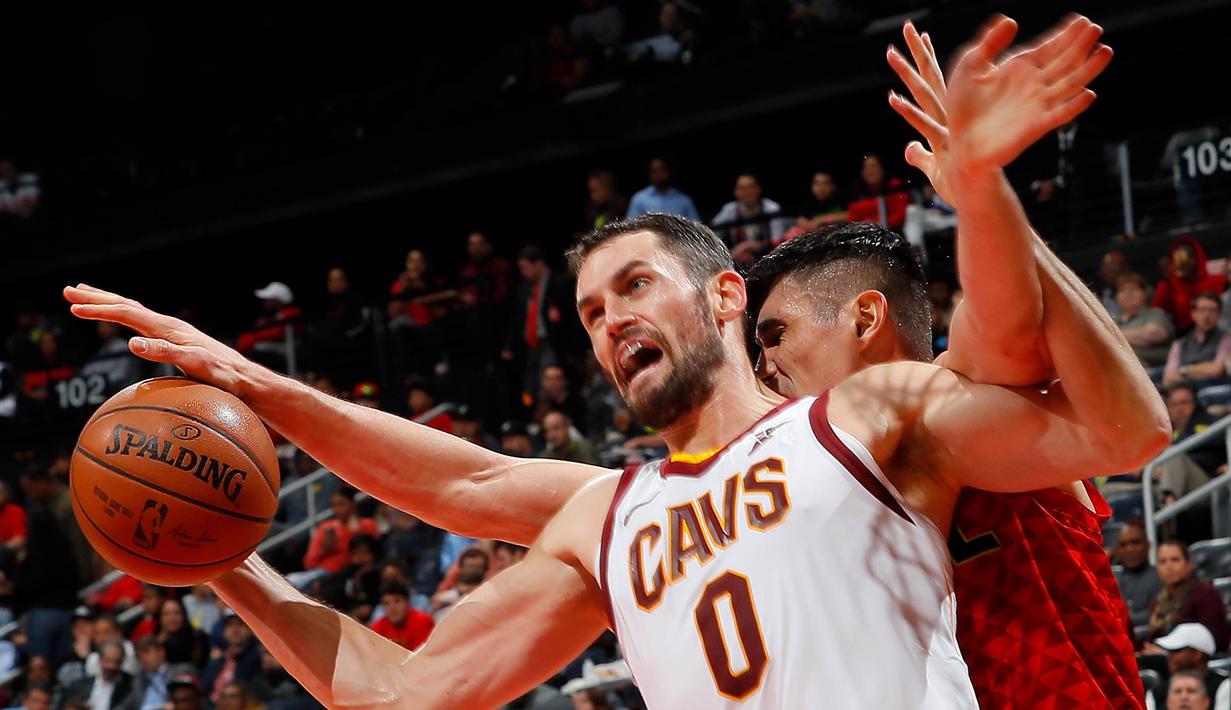 Pebasket Cleveland Cavaliers, Kevin Love, menghindari penjagaan pebasket Atlanta Hawks, Ersan Ilyasova, pada laga NBA di Philips Arena, Atlanta, Kamis (30/11/2017). Hawks kalah 114-121 dari Cavaliers. (AP/Kevin C. Cox)