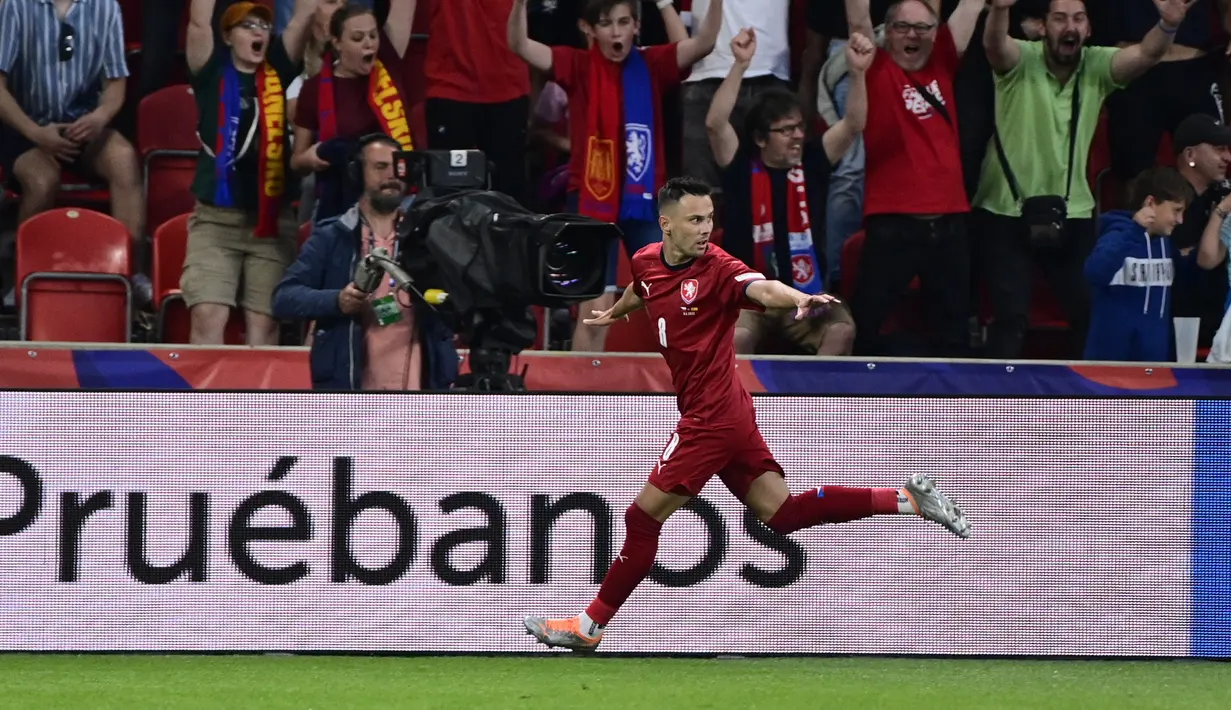 <p>Gelandang Republik Ceko, Jakub Pesek berselebrasi usai mencetak gol ke gawang Spanyol pada pertandingan kedua Grup A2 UEFA Nations League di Stadion Eden Arena, Praha, Senin (6/6/2022). Hasil imbang ini, membuat Spanyol berada di peringkat ketiga klasemen dan Ceko berada diperingkat kedua. (Roman Vondrous/CTK via AP)</p>