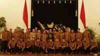 Presiden Joko Widodo foto bersama punggawa dan ofisial Persib Bandung usai mengadakan ramah tamah di Istana Negara, Jakarta, Senin (19/10/2015). (Bola.com/Vitalis Yogi Trisna)